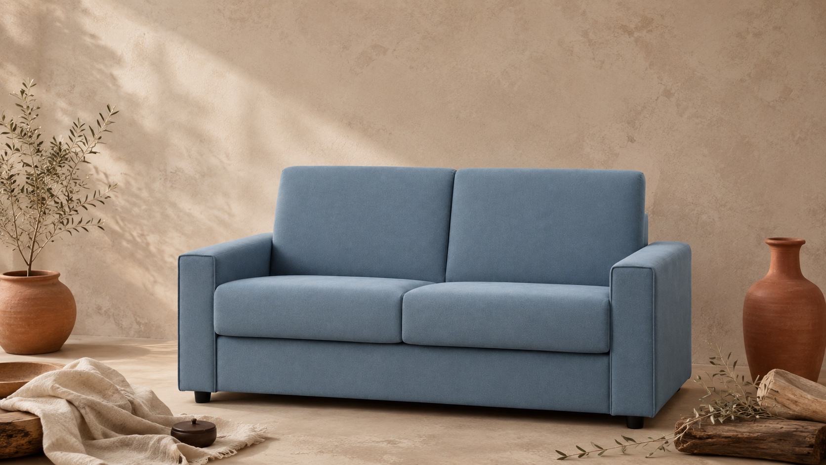 Divano letto Gioia Relax in ambiente, con ulivo e vasi in terracotta